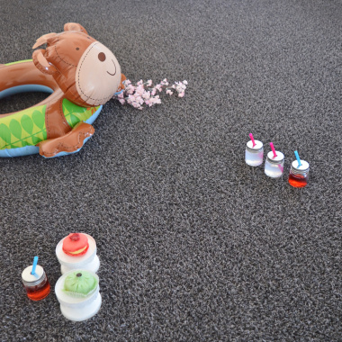 Mise en scène colorée sur gazon décoratif Arty Couleur Gris Foncé 20 mm