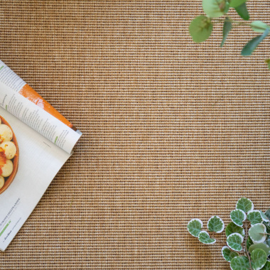 Tapis Mahé Naturel de forme organique avec objets déco et ambiance minimaliste