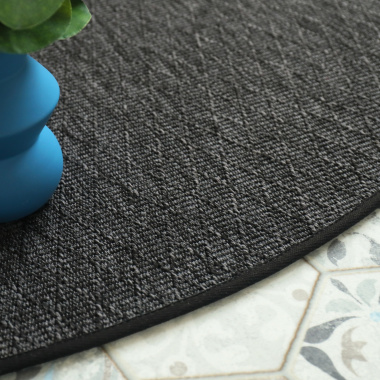 Tapis rond intérieur et extérieur Timika gris ardoise galon noir - gros plan