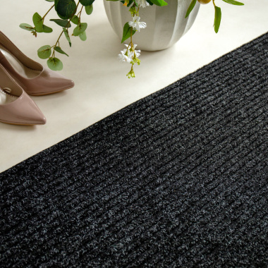 Tapis d’entrée anthracite sur mesure antidérapant, ambiance chic et naturelle