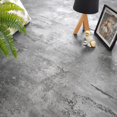 Dalle large vinyle rigide Performance Click à plat - Béton gris argenté en situation déco naturelle