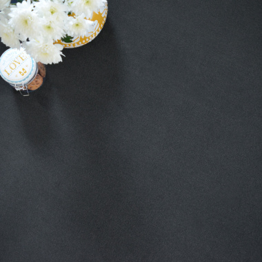 Moquette Loft Résist noire classé UPEC, décoration florale et lumière naturelle