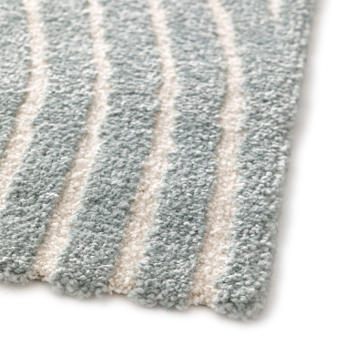 Texture bouclée et contrastes de niveaux du tapis Circle - Courbe gris bleuté et crème