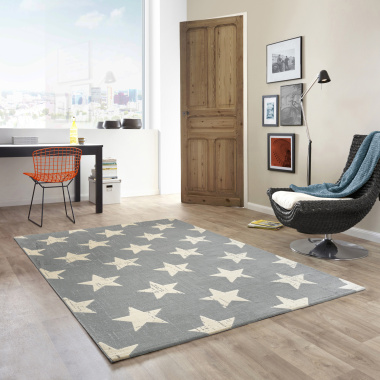 Tapis Star Vintage gris foncé dans une pièce lumineuse, motif étoiles blanche