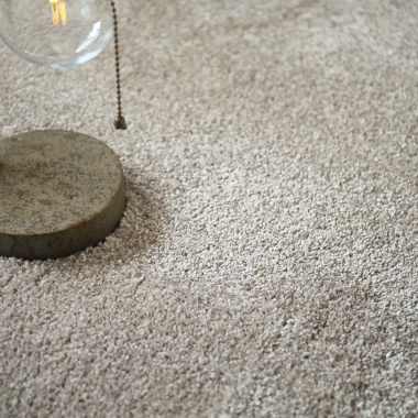 Tapis moquette poils longs grège clair - gros plan