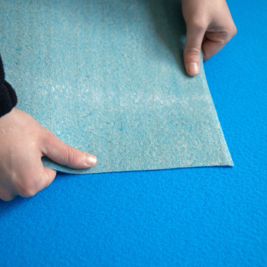 Moquette filmée Stand Event Bleu azur, vue technique de l'envers du revêtement aiguilleté antistatique