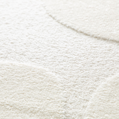 Zoom sur le relief du tapis de salon Flower Power crème à fleurs, texture moelleuse et effet structuré