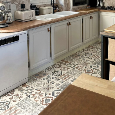 Sol Lino Carreaux de ciment - Naturel dans une cuisine familiale avec décor imitation carreaux de ciment aux teintes naturelles