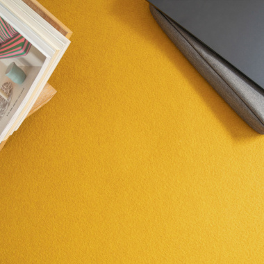 Détail de la moquette Stand Event - Jaune safran révélant sa texture aiguilletée pour usage événementiel
