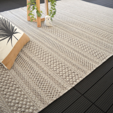 Tapis Indy grège sur terrasse bois, déco outdoor contemporaine