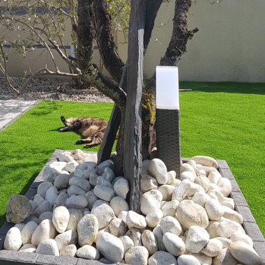 Aménagement paysager avec gazon synthétique New Paradise - 38mm et ambiance déco