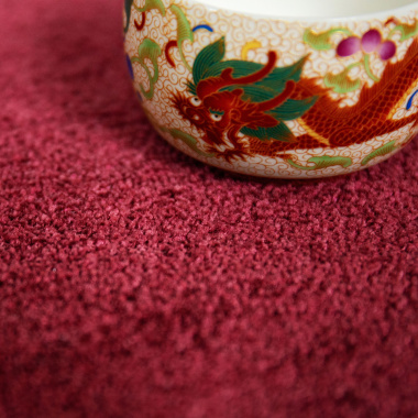 Moquette ultra douce Pulse rouge grenat, texture épaisse avec cache-pot décoratif