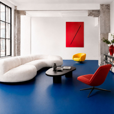 Sol Vinyle - Essentiel Color - Uni bleu marine dans un salon design avec fauteuil rouge et canapé blanc