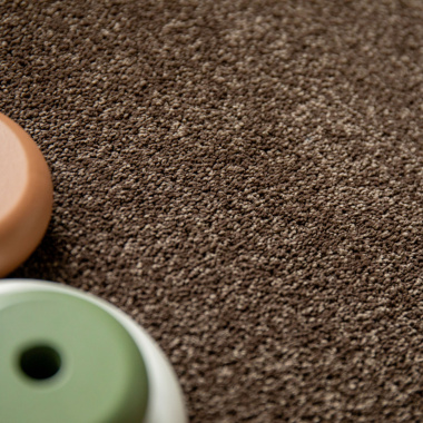 Tapis sur mesure en polyester recyclé Re-life Chocolat, texture douce associée à une décoration aux tons naturels