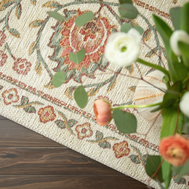 Tapis Minia Pêche motif floral jacquard vintage, bordure travaillée et frise florale délicate sur fond sable