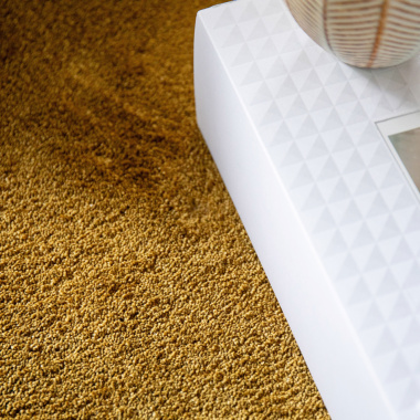 Moquette Pulse ocre antique avec table basse blanche et objets décoratifs