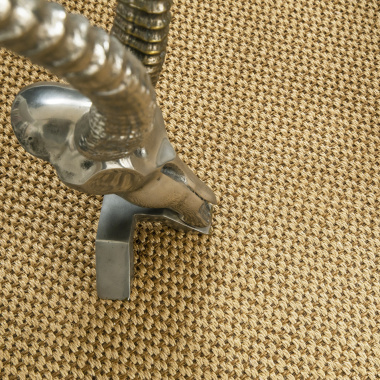 Tapis sur mesure sisal Slow doré texture végétale naturelle avec figurine décorative