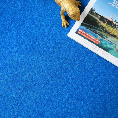 Moquette outdoor sur plots - Piscine et Spa - Bleu avec accessoires décoratifs