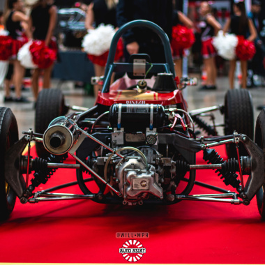 Mise en valeur d’un stand événementiel avec moquette rouge vif Stand Expo