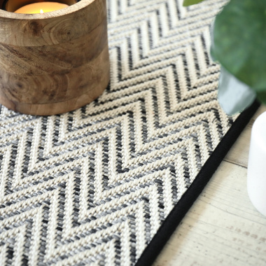 Tapis extérieur et intérieur tissé plat Java blanc finition noir - zoom