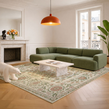 Tapis Minia Pêche en chenille recyclée dans salon contemporain avec canapé vert