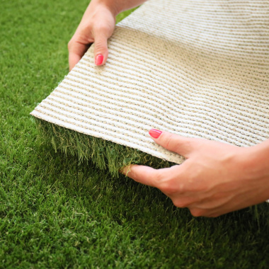 Présentation du verso sans latex blanc craie du gazon Liberté 100 % recyclable - 45mm