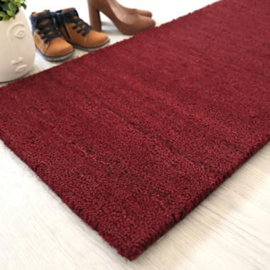 Vue en perspective du tapis sur mesure paillasson brosse coco 17 mm rouge, idéal pour une entrée propre
