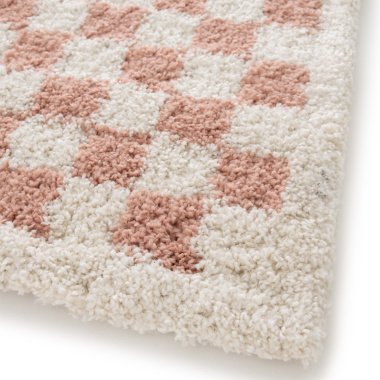 Gros plan sur la texture douce du tapis à poils longs damier Colorama Rose vintage