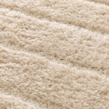 Gros détail du relief en velours moelleux du tapis Zig-Zag caramel design contemporain