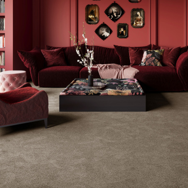 Moquette Pulse Taupe fumé sublimant une pièce au décor soigné, avec une texture moelleuse pensée pour le bien-être au quotidien