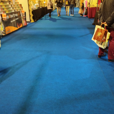 Moquette Stand Expo filmé bleu azur, moquette événementielle pour stands et galeries