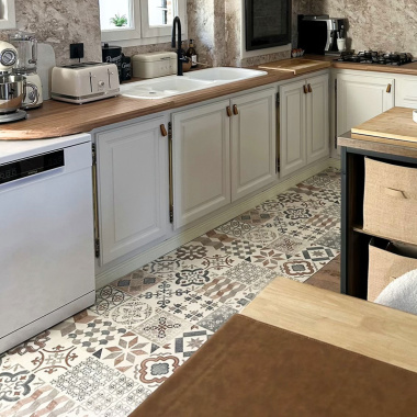 Tapis sur mesure Carreaux de ciment - Naturel associé à une cuisine contemporaine aux matériaux naturels et à l'esprit campagne chic