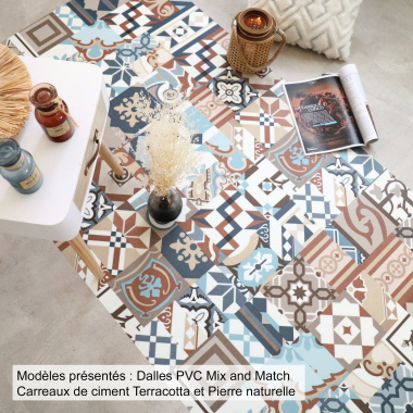 Composition déco au sol avec dalles PVC Mix and Match - Pierre naturelle et motif terracotta