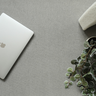 Tapis sur mesure Sylon Gris acier haute résistance avec ordinateur portable dans une ambiance intérieure élégante