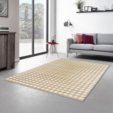 Mise en scène du tapis de salon Art Abstrait caramel avec motifs graphiques doux et poudrés