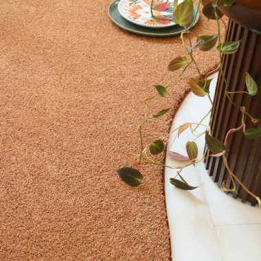 Tapis en matière recyclée de forme organique Re-life rouille terracotta - vue de près