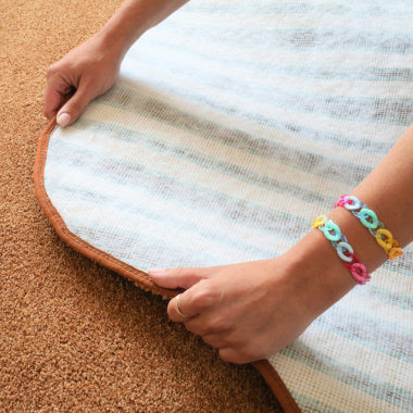 Tapis en matière recyclée de forme organique Re-life rouille terracotta - envers