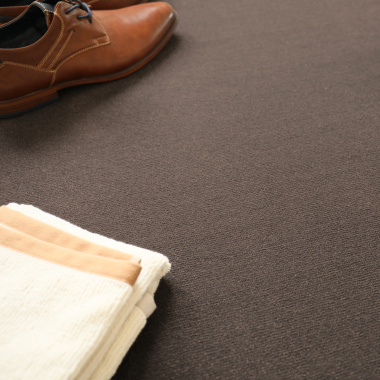 Tapis personnalisé marron tonka Sylon dans une mise en scène intérieure