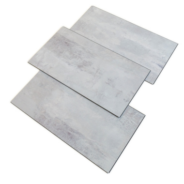 Dalle vinyle - Gerflor Senso Clic 3 - Gotha clear présentant plusieurs dalles clipsables à l'effet béton patiné