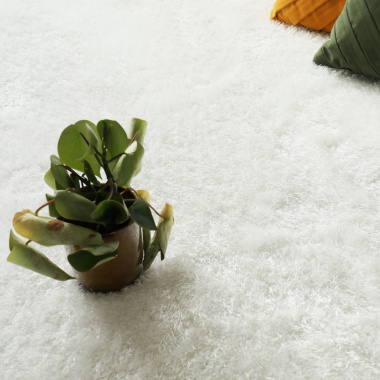 Tapis sur mesure Éclat FusionBac velours épais blanc aux fibres longues créant une atmosphère douce et raffiné