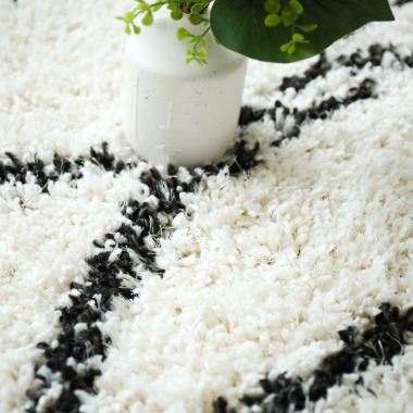 Tapis motif berbère à poils longs - Itahari - Noir et blanc cassé - gros plan