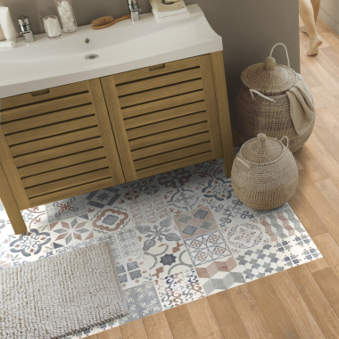 Tapis Vinyle Carreaux de ciment - Naturel dans une salle d’eau cosy