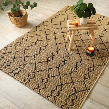 Tapis Scandinave marron et noir, ambiance naturelle avec bougies et plantes vertes