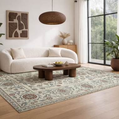 Tapis souple chenille recyclée Minia Brume aux motifs floraux dans un salon lumineux