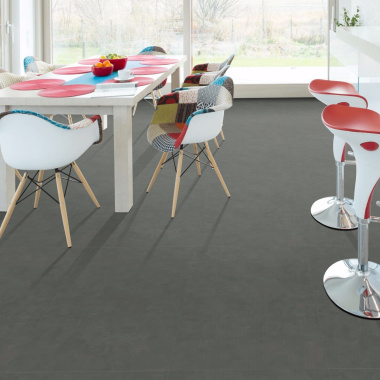 Sol en dalles PVC Mix and Match - Click 5G - Béton anthracite dans une pièce à vivre lumineuse