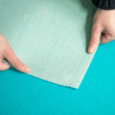 Pose d'une Moquette filmée Stand Event Turquoise avec film de protection pour espace événementiel