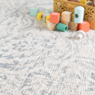 Tapis à motif oriental en tissu chenille recyclé Camélia gris - vue de près