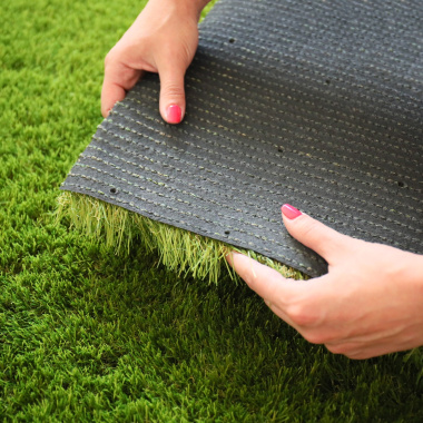 Sous-couche drainante et brins réalistes du gazon synthétique Vincennes 35 mm, vue technique du produit