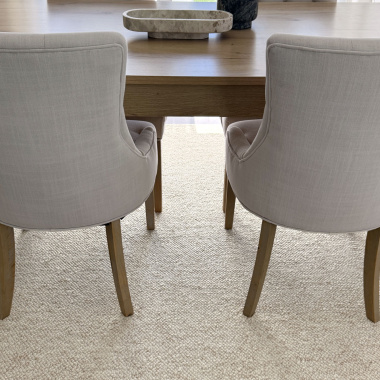 Tapis de salon ou chambre - Bouclette - Crème fouettée installé sous une table avec fauteuils tapissés gris clair