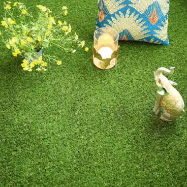 Scène déco sur gazon synthétique Eden 35 mm, fibres à mémoire de forme S-Shape